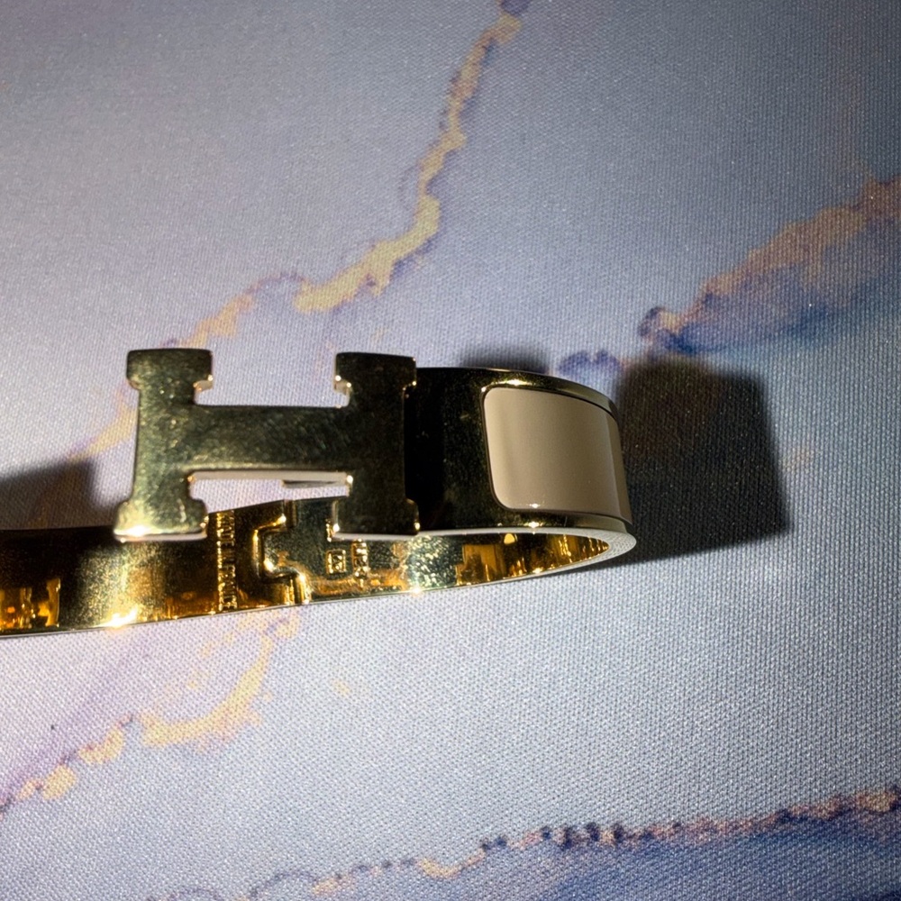 Clic H Bracelet in Cream and Gold - Picture 11 of 16
